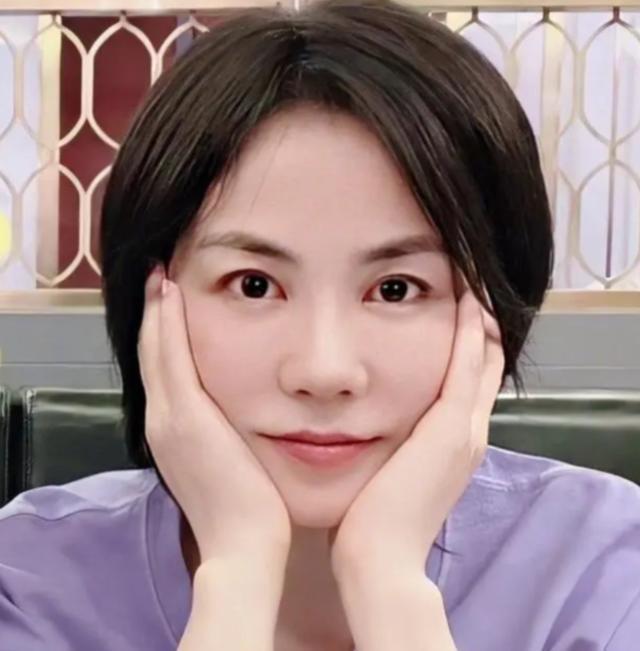 王菲|51岁王菲晒近照，惊现大小眼还撞脸李亚鹏新欢，照片还没真人好看