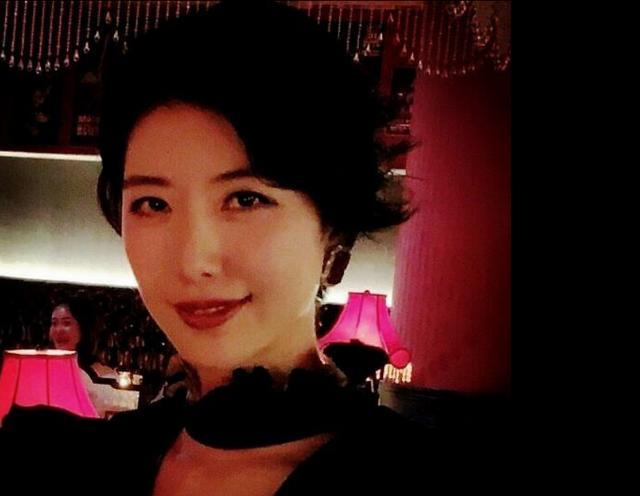 王菲|51岁王菲晒近照，惊现大小眼还撞脸李亚鹏新欢，照片还没真人好看