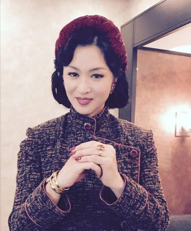 看在眼里,父母和姐姐一度为此忧心不已,还好金星娶了美女肯波琳为妻