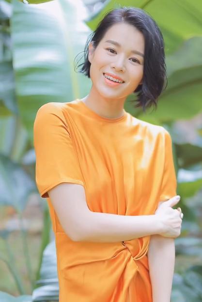 41岁胡杏儿近照曝光妆容精致身材有型却法令纹明显难掩老态