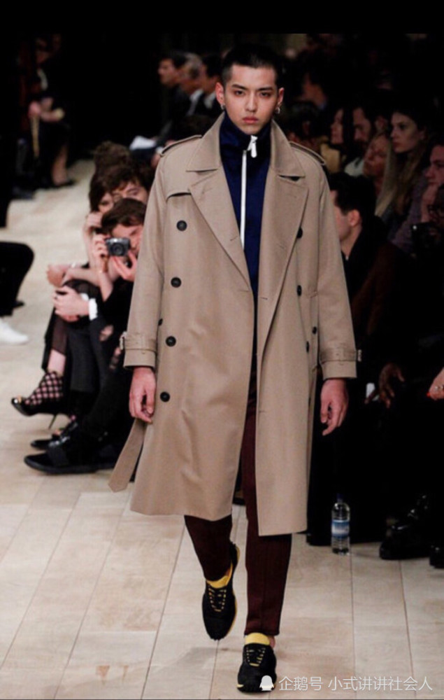 吴亦凡|吴亦凡发微博，晒新照片，被粉丝夸赞依旧是天神下凡