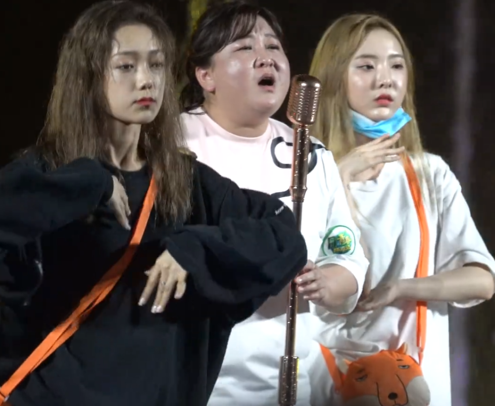 硬糖少女7人给贾玲伴舞,张艺凡靠近,贾玲不停撇嘴,原因过于真实