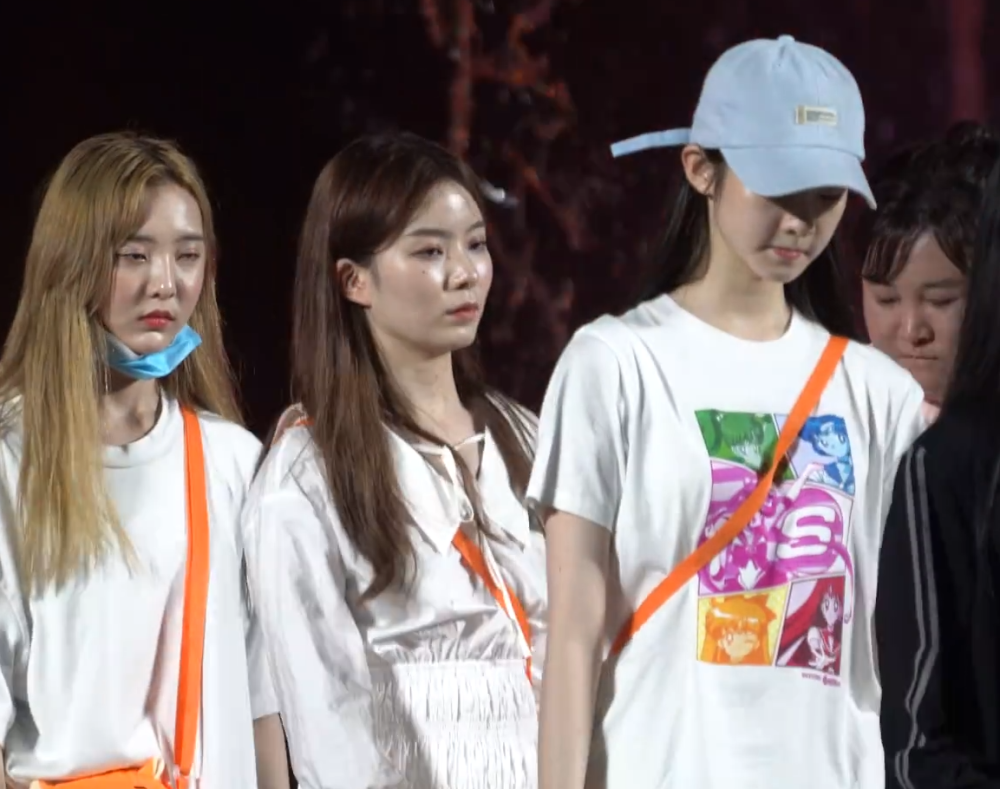 硬糖少女7人给贾玲伴舞,张艺凡靠近,贾玲不停撇嘴,原因过于真实