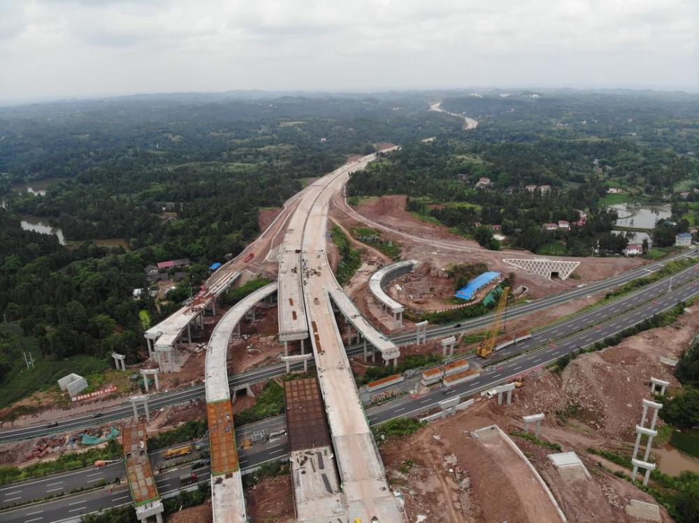 正在建設中的成渝高速公路資陽段.