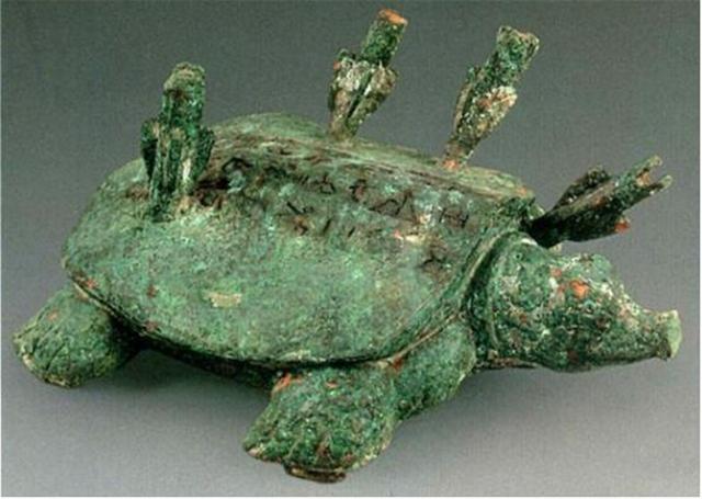 只不过这只"乌龟"可并不是活乌龟,而是一只青铜龟,它身上插的四只箭矢