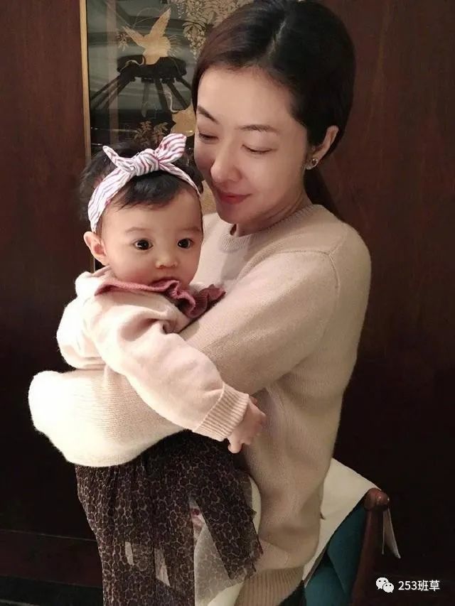 熊黛林|熊黛林老公晒女儿玩水照，姐妹俩泳装出镜呆萌可爱，颜值差距大抢镜