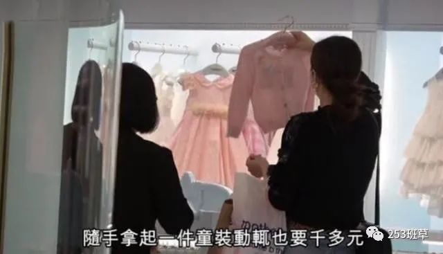 熊黛林|熊黛林老公晒女儿玩水照，姐妹俩泳装出镜呆萌可爱，颜值差距大抢镜