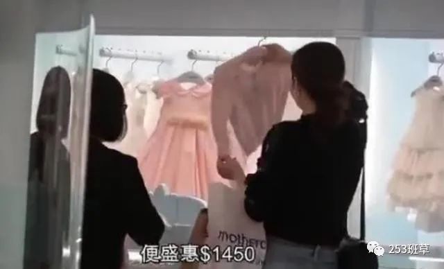 熊黛林|熊黛林老公晒女儿玩水照，姐妹俩泳装出镜呆萌可爱，颜值差距大抢镜