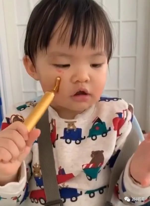 熊黛林|熊黛林老公晒女儿玩水照，姐妹俩泳装出镜呆萌可爱，颜值差距大抢镜