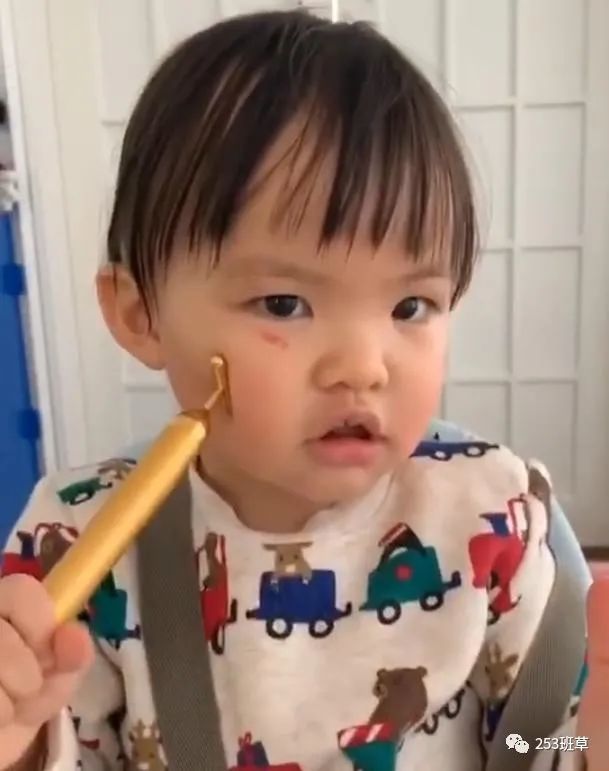 熊黛林|熊黛林老公晒女儿玩水照，姐妹俩泳装出镜呆萌可爱，颜值差距大抢镜