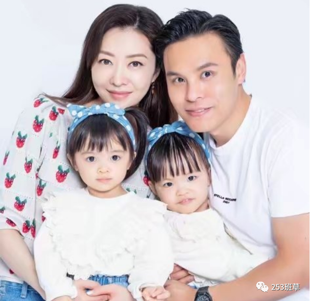 熊黛林|熊黛林老公晒女儿玩水照，姐妹俩泳装出镜呆萌可爱，颜值差距大抢镜