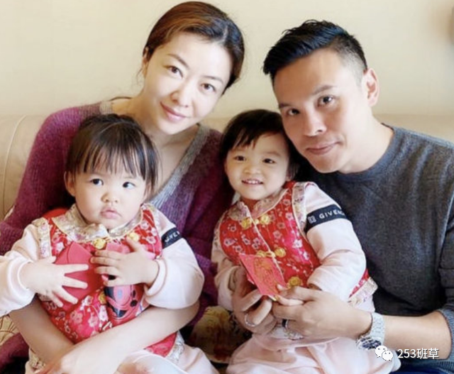 熊黛林|熊黛林老公晒女儿玩水照，姐妹俩泳装出镜呆萌可爱，颜值差距大抢镜