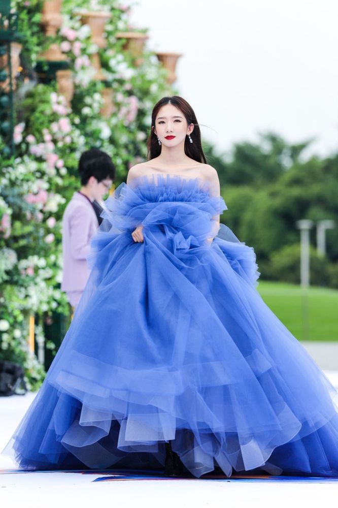 孟美岐气场全开!一袭雾霾蓝抹胸礼服走红毯,高贵又冷艳