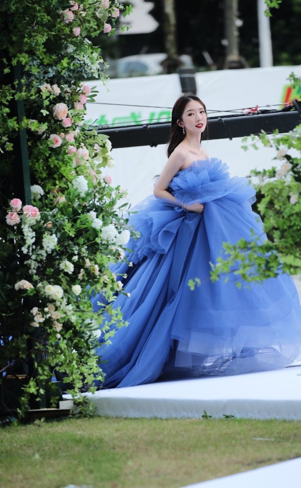 孟美岐气场全开一袭雾霾蓝抹胸礼服走红毯高贵又冷艳