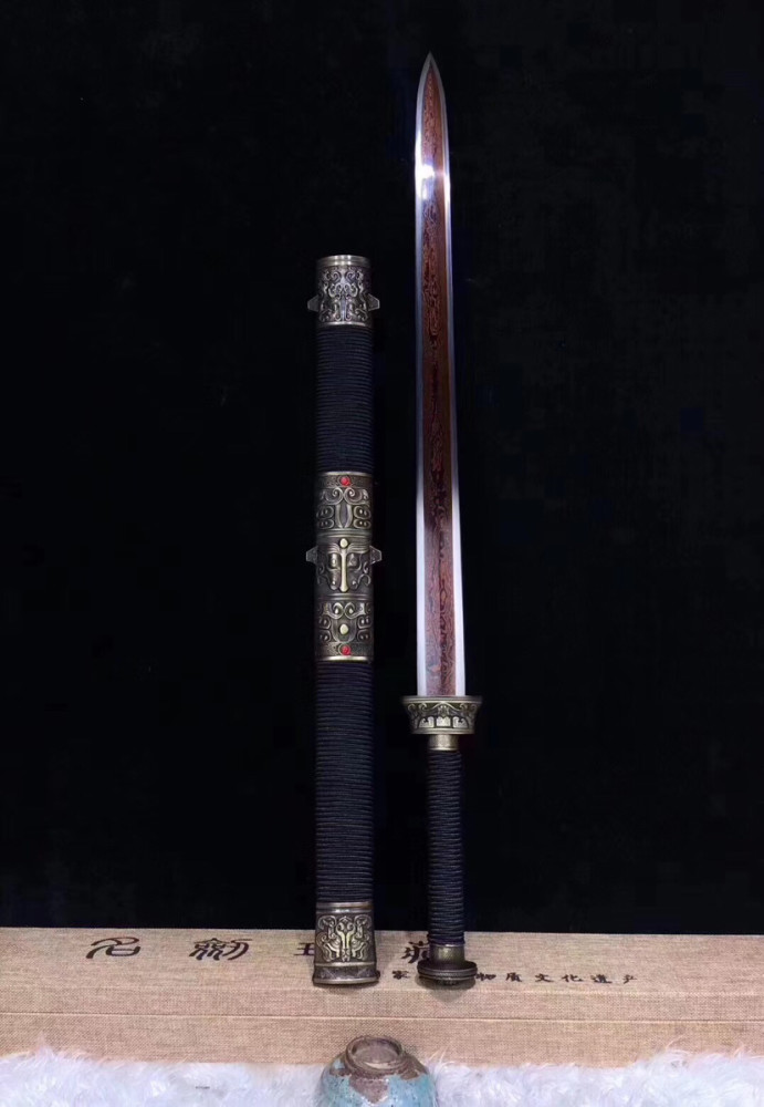 战国|花纹钢发红八面战国剑