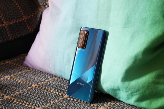 荣耀x10产品力越级的5g旗舰手机