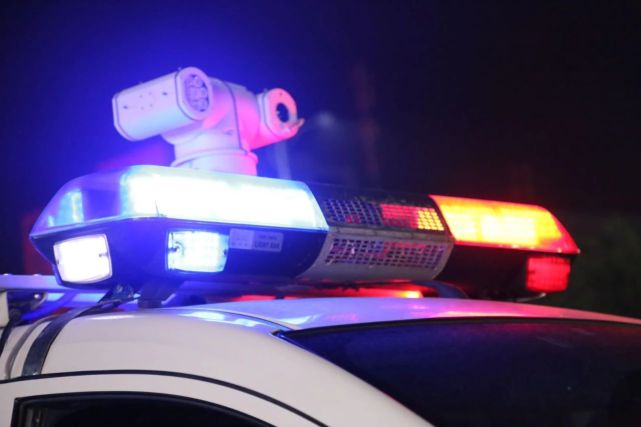 红蓝闪烁,在无边黑夜中发出璀璨光芒警车缓缓驶过