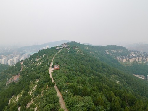 郎茂山是濟南南部最大的一個山體公園,在山上修有步道和小亭子,是市民