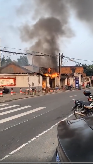 信陽青龍街一燒烤店著火,黑煙滾滾!附現場圖