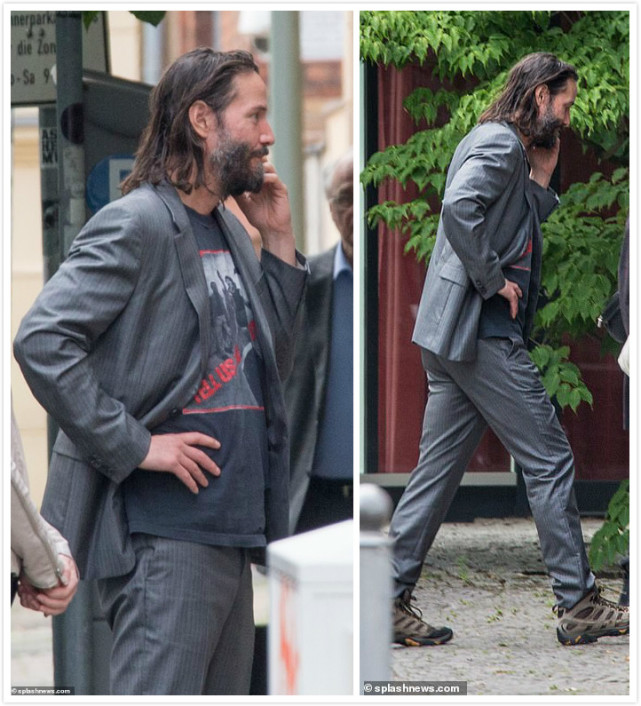 55岁基努·里维斯携女友亮相柏林,披肩长发油腻到发光,帅气不减