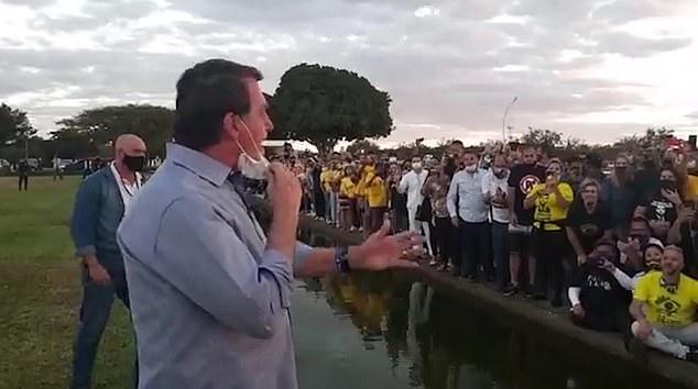 羟氯喹|闹剧！巴西总统感染新冠，与支持者聚集高举羟氯喹，还摘下口罩