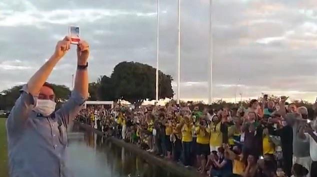 羟氯喹|闹剧！巴西总统感染新冠，与支持者聚集高举羟氯喹，还摘下口罩