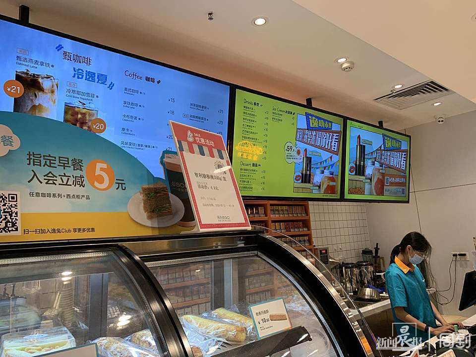 便利店里开了个早餐食堂点上馄饨锅贴鸡蛋饼坐着吃