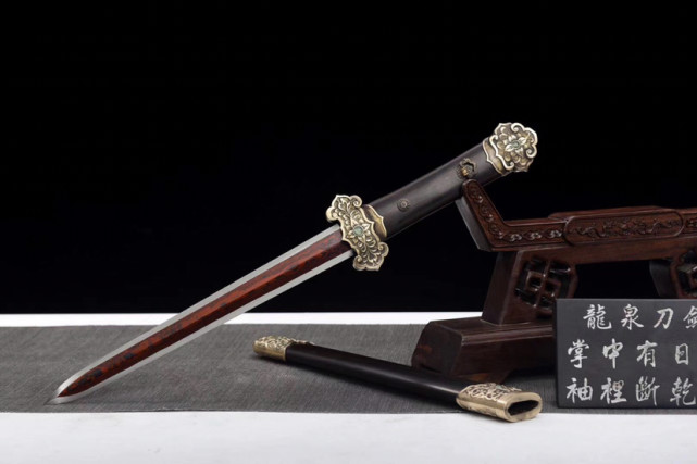 紫霄剑,百炼钢发红,铜装黑檀木鞘