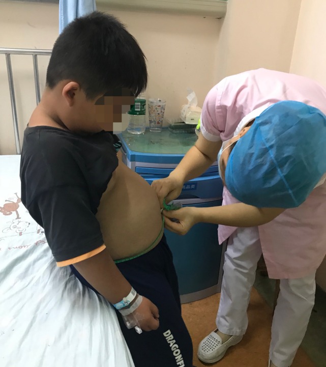 因为父母工作忙,亮亮基本上由爷爷奶奶带着,老人家生怕孩子