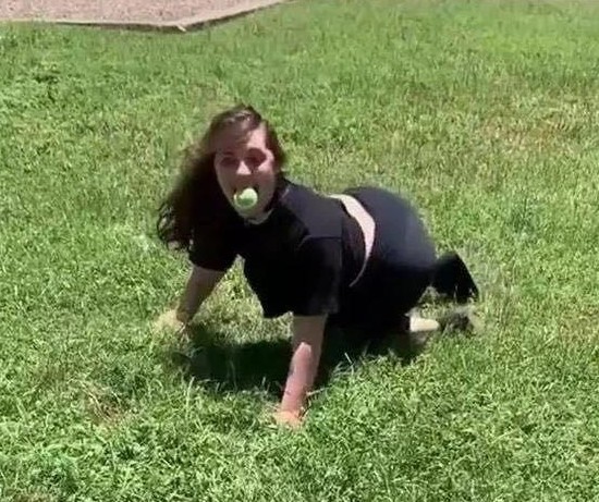 美国|21岁美女专职当狗 月入至少70万