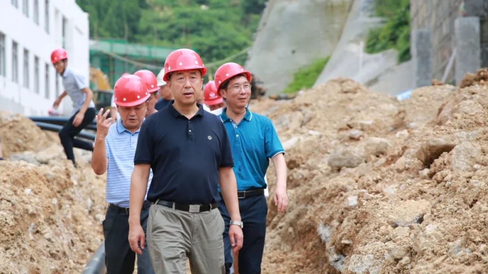 花垣县委副书记,县长隆立新调研指导芙蓉学校建设