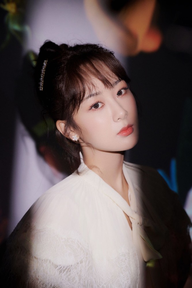 杨紫|杨紫新剧杀青后首度出席活动，无修图超美却仍被黑粉吐槽太壮实