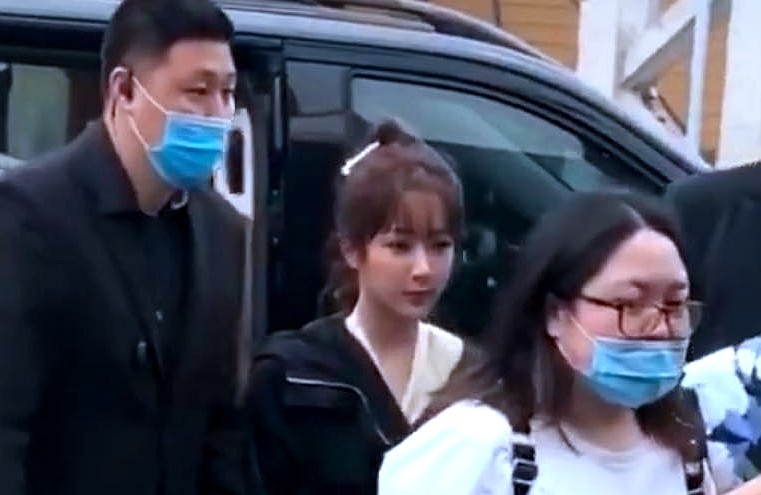 杨紫|杨紫新剧杀青后首度出席活动，无修图超美却仍被黑粉吐槽太壮实