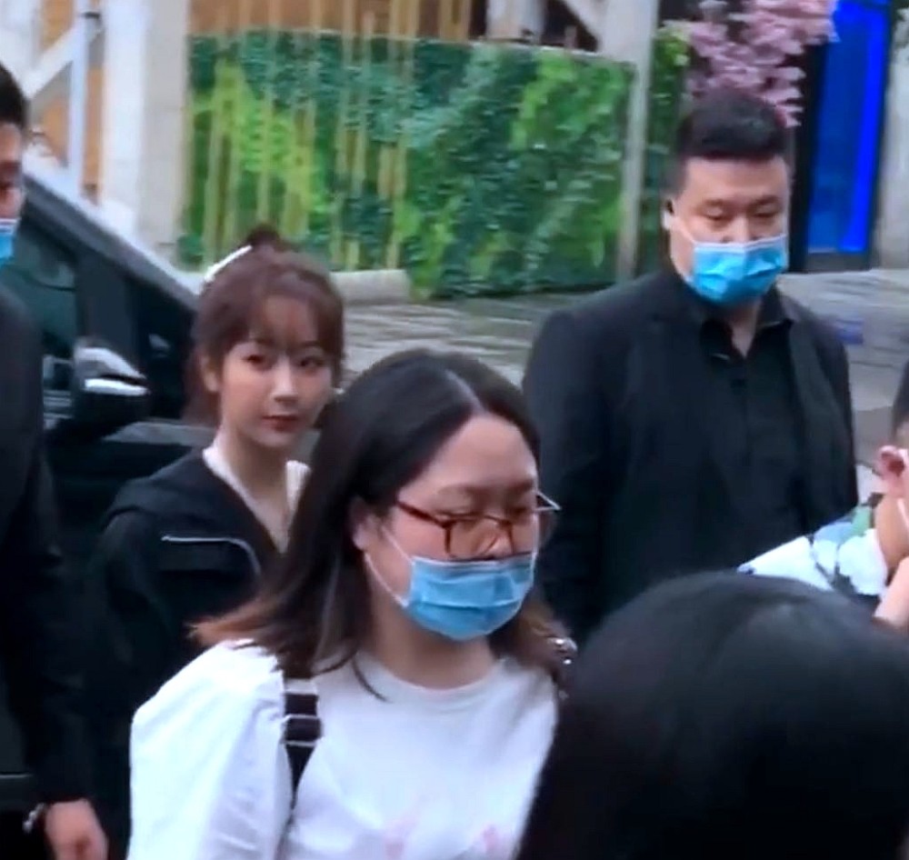 杨紫|杨紫新剧杀青后首度出席活动，无修图超美却仍被黑粉吐槽太壮实
