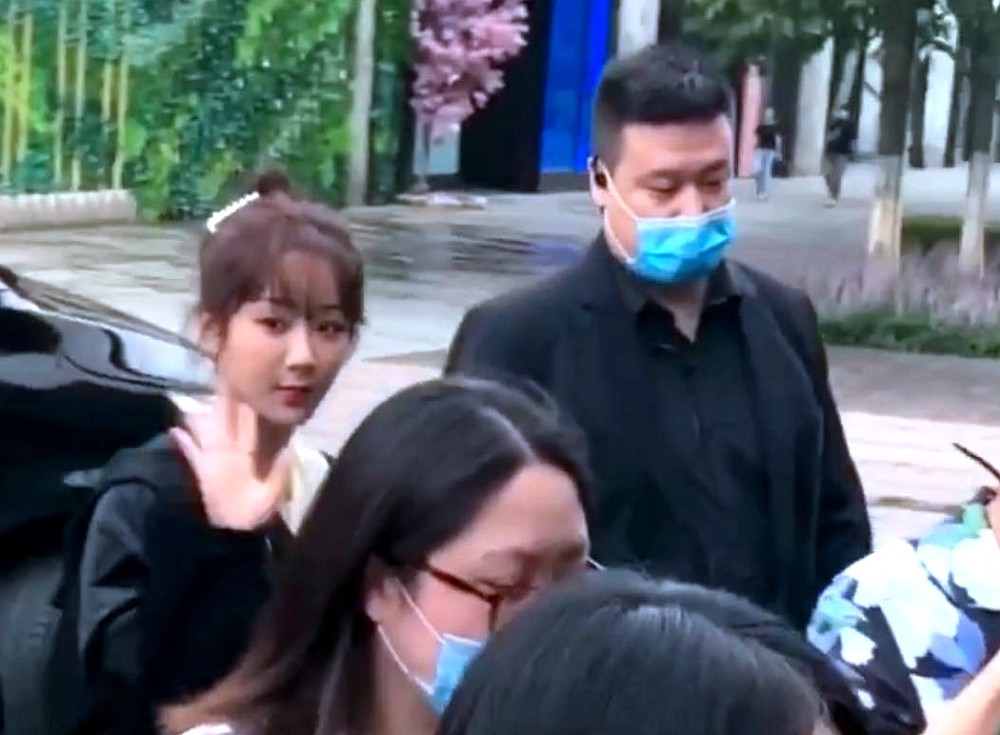 杨紫|杨紫新剧杀青后首度出席活动，无修图超美却仍被黑粉吐槽太壮实