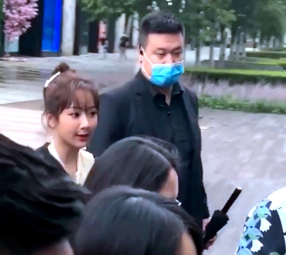 杨紫|杨紫新剧杀青后首度出席活动，无修图超美却仍被黑粉吐槽太壮实