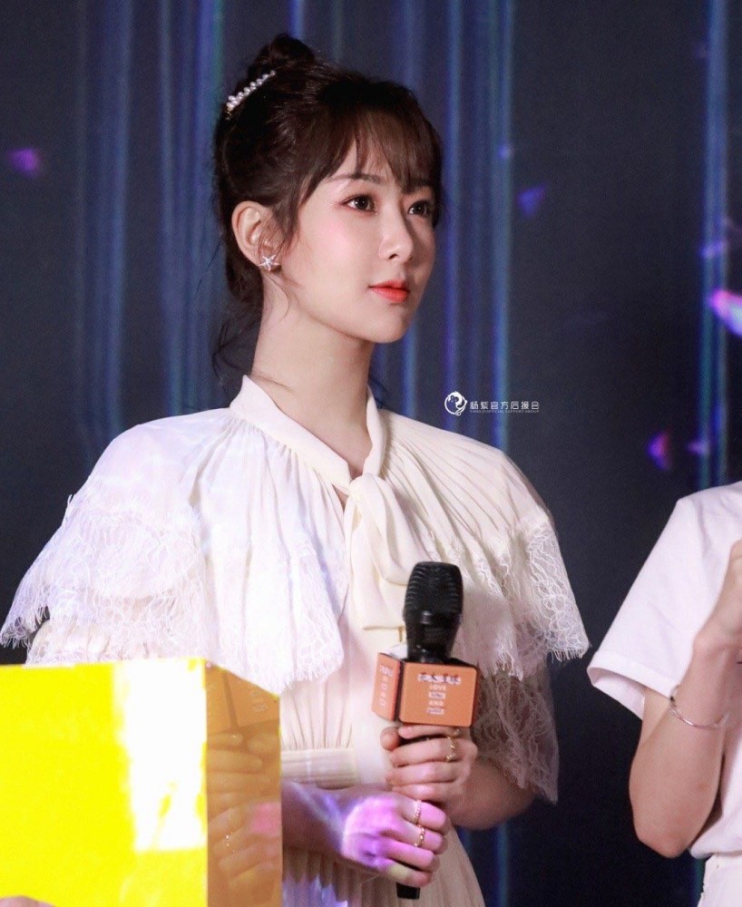 杨紫|杨紫新剧杀青后首度出席活动，无修图超美却仍被黑粉吐槽太壮实