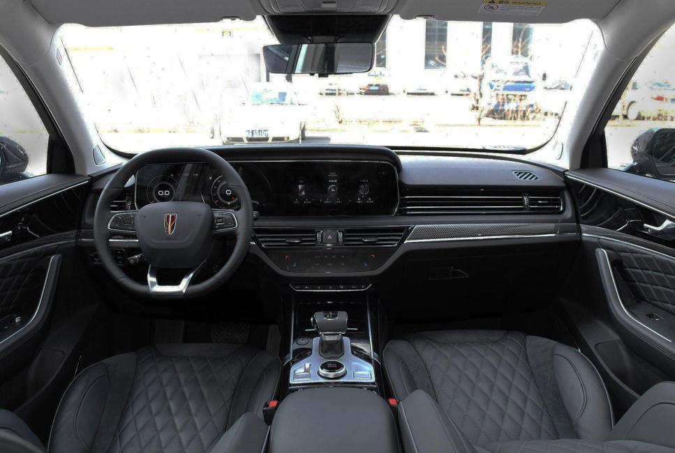 红旗hs5内饰的科技感非常强烈,在科技感爆棚的同时,豪华感也不曾缺席