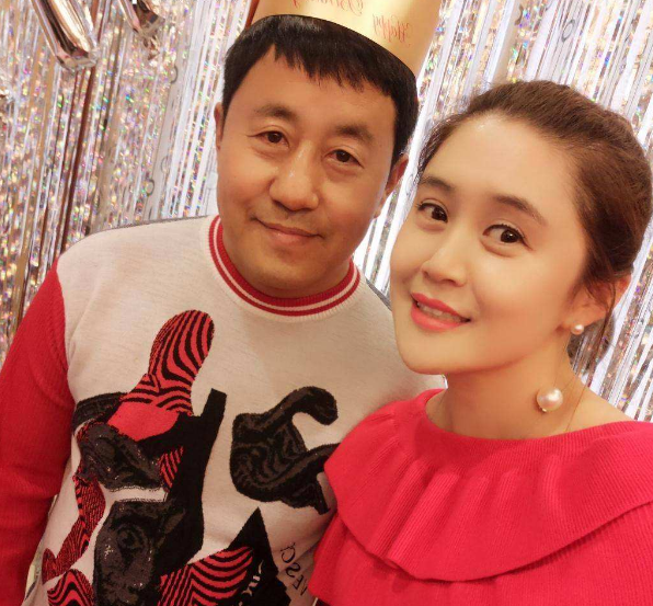 赵本山徒弟"长贵"王小宝为娇妻庆生,相差19岁但夫妻感情很好