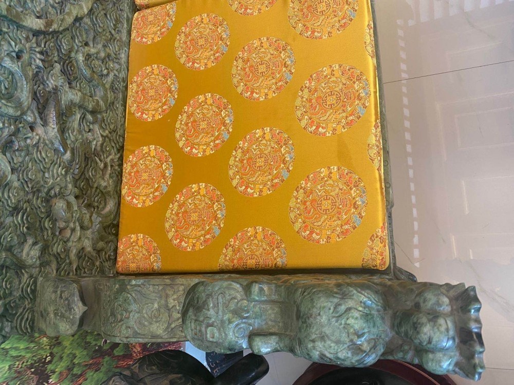 碧玉|土豪花千万元购置和田纯碧玉打造龙椅