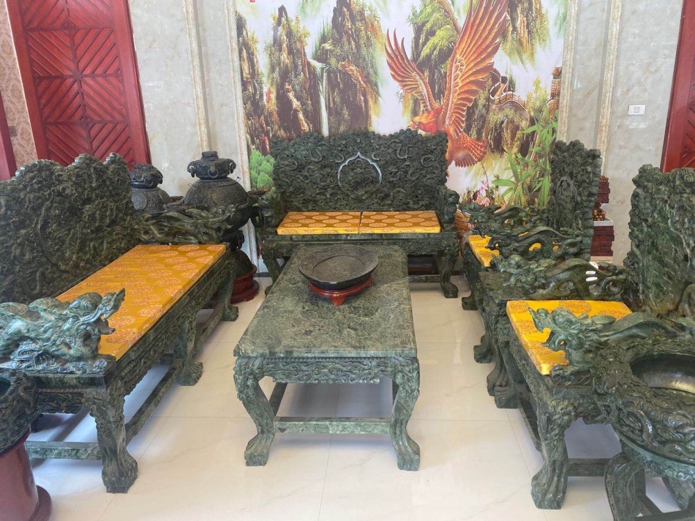 碧玉|土豪花千万元购置和田纯碧玉打造龙椅