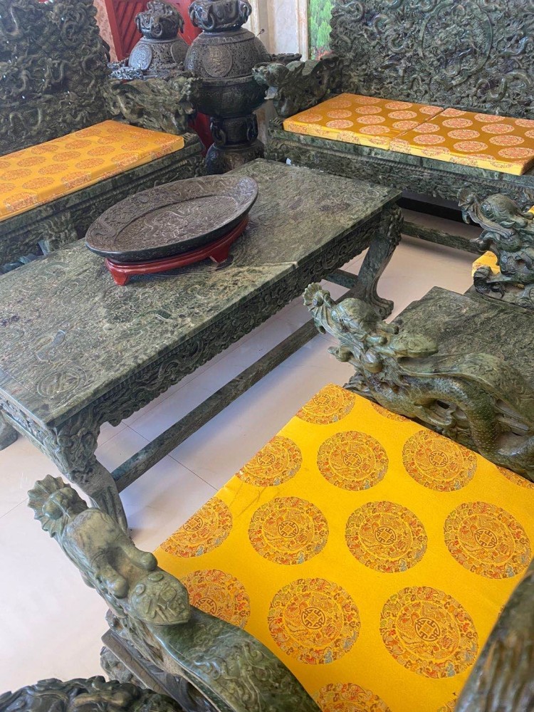 碧玉|土豪花千万元购置和田纯碧玉打造龙椅