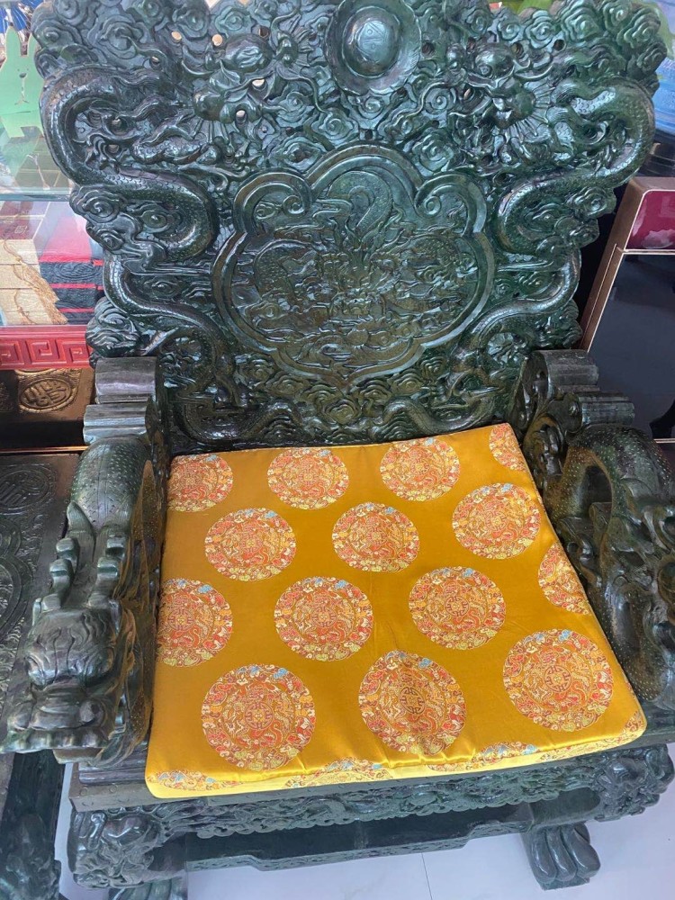 碧玉|土豪花千万元购置和田纯碧玉打造龙椅