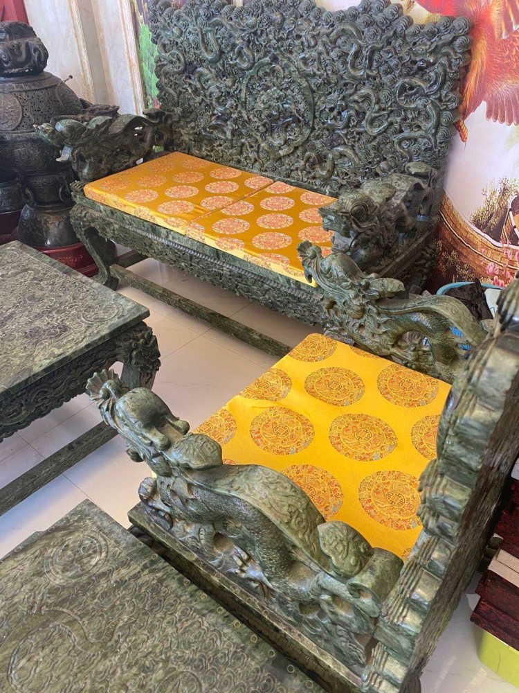 碧玉|土豪花千万元购置和田纯碧玉打造龙椅