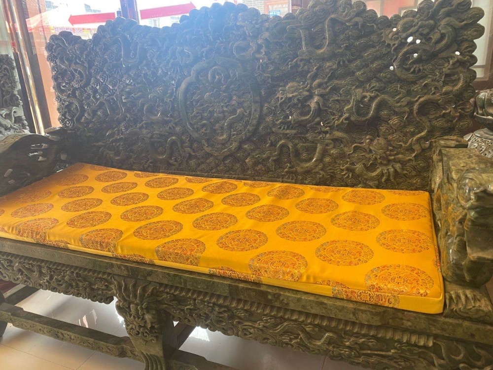 碧玉|土豪花千万元购置和田纯碧玉打造龙椅