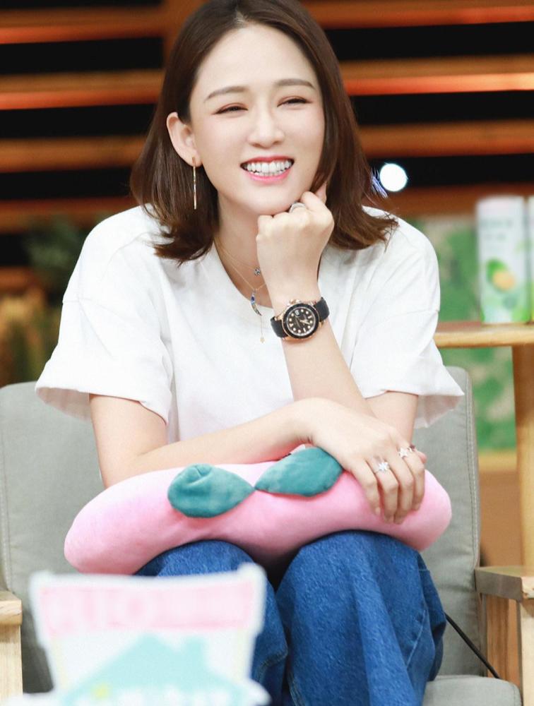 陈乔恩气质真好,黑色针织上衣配白色阔腿裤洒脱,精致优雅又高级