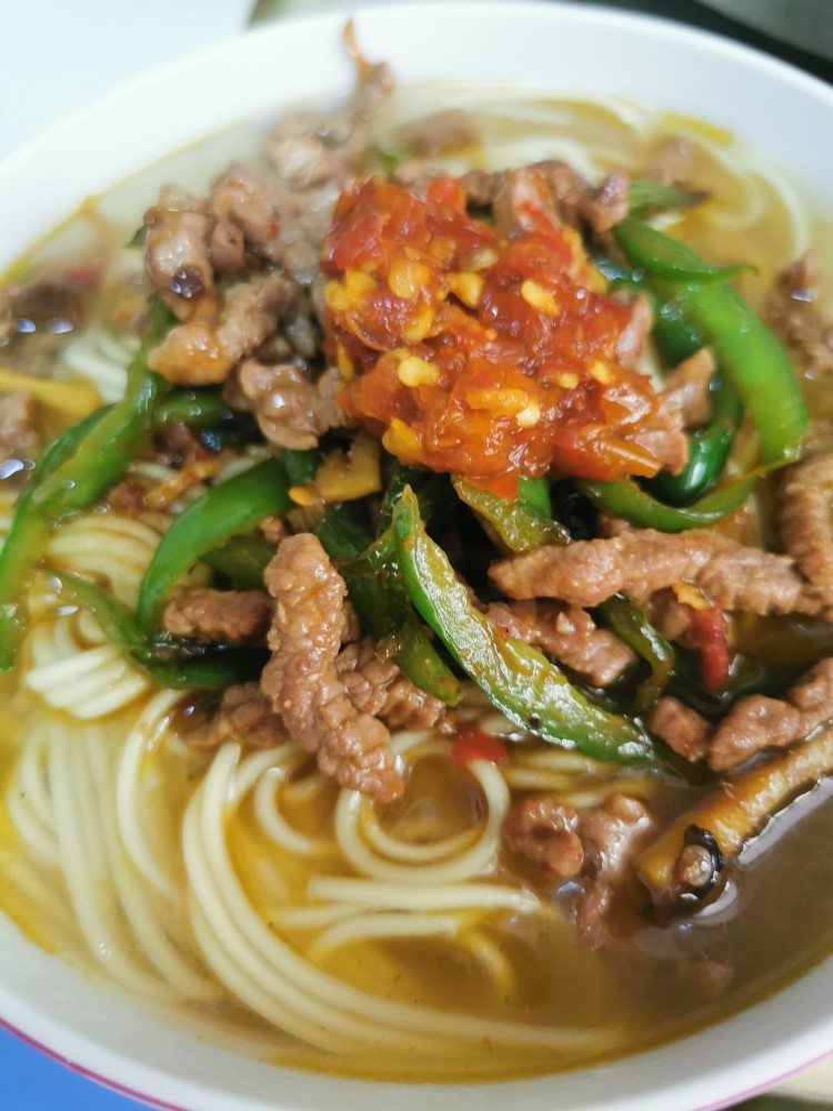 早上没胃口不想吃早餐?来试试这样的青椒牛肉面,吃了还想吃