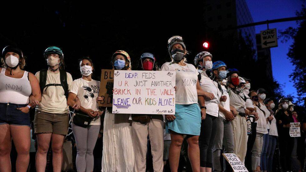 波特兰|波特兰示威者又出“新花活”：妈妈们上街保护示威者，戴头盔拉成“人墙”