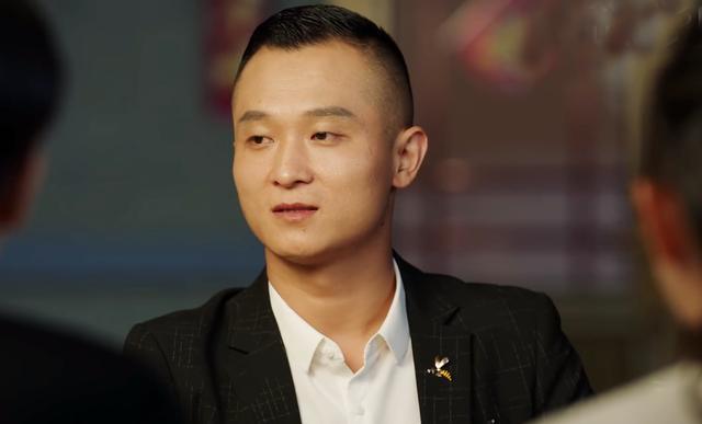 《乡村爱情12》中,刘弘序一出场就引发赵四的误会,赵四天天跟踪把他当