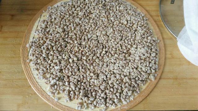 农民靠熬制黄豆酱赚钱,看到制作过程都嫌脏,装瓶卖后一直断货